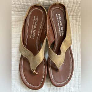 Donald J. Pliner wedge beige gold shimmer size 10